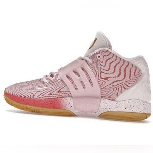 KD 14 aunt pearl. Excellent used condition. Only used on basketball indoor court